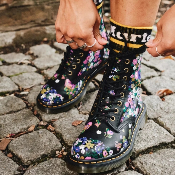 Dr Martens 1460 Pascal Black/multi vintage floral backhand boots - Picture 2 of 11